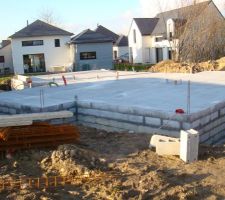 Vide sanitaire de 5 rangs, dalle b&eacute;ton coull&eacute;e. Date de commencement des travaux, 10 janvier 2013, on est le 6 mars 2013. On esp&egrave;re que les travaux vont vite reprendre car la dalle est maintenant s&egrave;che!