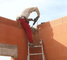 Préparation du logement du chevron dans le mur