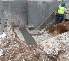 Coulage des fondations de la future terrasse...