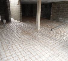 Fim polyane et treillis soud&eacute; pos&eacute;s avant coulage.