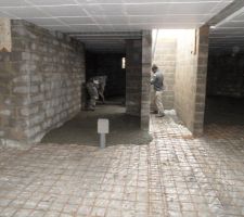 Dalle de fond en b&eacute;ton brut de 12 cm d'&eacute;paisseur.