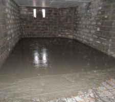 Dalle de fond en b&eacute;ton brut de 12 cm d'&eacute;paisseur.