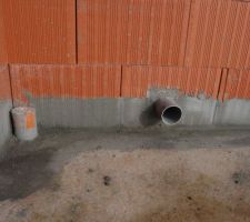 Application d'un mortier hydrofuge sur la terrasse, en pied de mur.