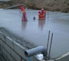 La dalle est coul&eacute;e. Pour creuser les fouilles (les bonnes, pas la premi&egrave;re implantation erron&eacute;) couler les fondations, monter le vide sanitaire et couler la dalle, nos massons ont mis 1 semaine. La maison avance &agrave; une allure folle!!! :-)