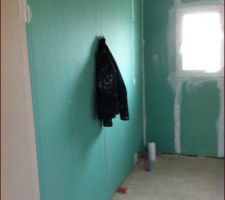 Pose cloisons contre murs à l'étage.