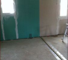 Pose cloisons contre murs à l'étage.
ça mouille à l?intérieur