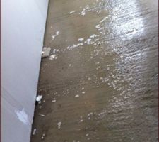 Pose cloisons contre murs.
ça mouille à l?intérieur