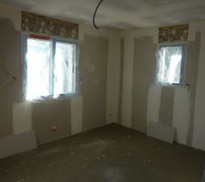 Fin des travaux dans les chambres. Il me reste que le ponçage, les peintures et le parquet à poser.