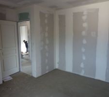 Fin des travaux dans les chambres. Il me reste que le ponçage, les peintures et le parquet à poser.