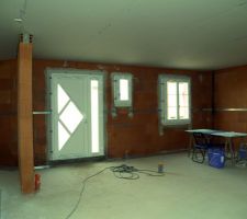 La porte dd'entrée avec à droite la fenêtre du WC puis la fenêtre du bureau