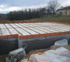 La brique tout autour servira de coffrage pour la dalle.