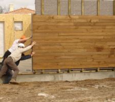 ça beau être plus léger que du béton, il en faut de la force pour pousser un mur ossature bois!