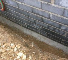 Petit boudin de beton hydrofuge pour facilité l'eau a s'evacuer bers la terre et non sur les parpaings