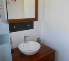 Salle de bain trop petite à nos goûts mais bon on changera par la suite