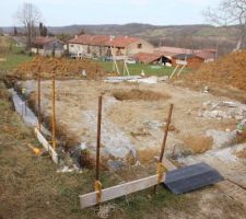 Fondations coulées sauf le poteau central car pas assez de béton livré! J'ai donc fait 1 m3 de béton à la bétonnniere.!