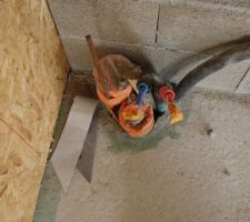Jonction entre mur maconnerie interieur et mur bois exterieur
Le mur bois passe devant le mur en maçonnerie