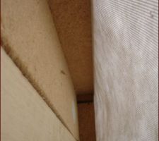 Détail réservation pour le coffre de volet roulant extérieur
La fibre de bois rigide de 60mm en isolation extérieure en partie haute
Une épaisseur de fibre de bois de 22mm est mise côté gauche de la photo derrière le coffre de VR