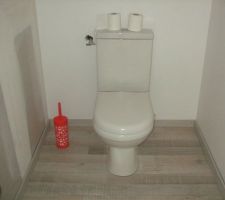 WC de l'&eacute;tage pr&ecirc;t &agrave; l'emploi