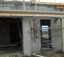 Corniches pos&eacute;es, garage et avanc&eacute;e de l'entr&eacute;e