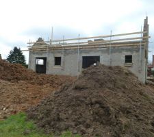 Corniches pos&eacute;es et pignons en cours de construction