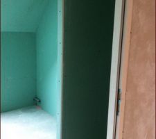 La cloison servira d'appui pour le par-douche pour la baignoire le long de ce mur