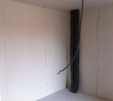 Il reste les conduits de VMC à coffrer dans ce placard chambre 2