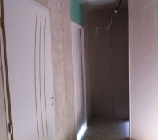 Le palier avec à gauche sdb et salle de jeux