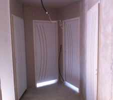 Le palier avec de gauche à droite portes wc, chambre 5, chambre 4 et sdb