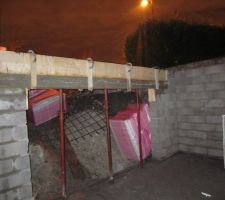 Les linteaux en béton pour les ouvertures ont été coffrés (ici celui de la porte de garage).