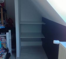 Pose d'étagères dans la chambre de Baptiste