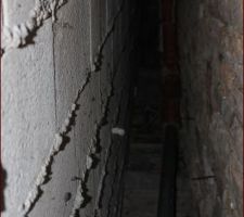 Vide d'air entre la maison et la roche