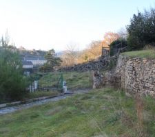 Rase bien plane et plein sud un régal , le bâtiment au loin et l?école de nos enfants