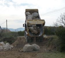 Déchargement des blocs pour l'enrochement