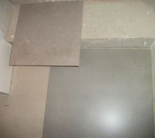 8 mars 2013 - Carrelage sol séjour/salon/cusine (gris clair) et carrelage escaliers/palier/mezzanine (marron clair)