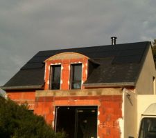 La maison a poussé, cette étape concerne la pose des panneaux photovoltaïques pour la production d?électricité.