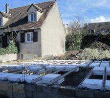 La pose des hourdis avance, laissant l'espace de la trémie pour l'escalier.