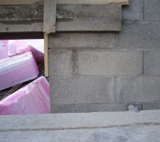 Petite blague des ouvriers ? Au départ, cela ressemble à des chiffres dessinés sur le parpaing...mais de près... ;-)
