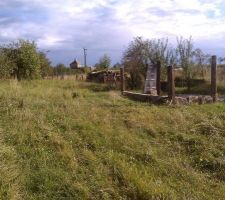 Le terrain. Tout le long a droite, il y a des terrains agricoles