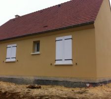Crépis fini !!! Sa parait moutarde mais en l espace d une semaine il a beaucoup éclairci il est tres beau ! Nous avon fait lisser le contour de la porte d entrée et de la baie vitrée deriere