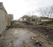 Terrain apr&egrave;s destruction des remises, plus que la chape &agrave; retirer