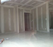 Mise en place dernière cloison après carrelage et retombé entrée couloir.