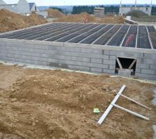 L'acc&egrave;s au vide sanitaire est derri&egrave;re la maison au lieu d'&ecirc;tre sur le c&ocirc;t&eacute; comme convenu avec le conducteur de travaux (YS) sur les plans, c'est pratique pour faire la terrasse !!!