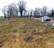 Acc&egrave;s garage en limite s&eacute;parative terrain Nord-Est
Niveau Sol Fini zone habitable (-10cm de la cote en photo)