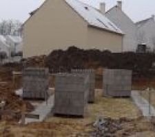 Arrivage des parpaings.... Après courte tombée de neige