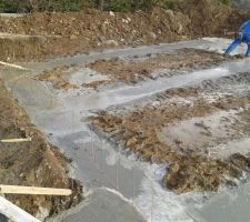 Le ma&ccedil;on en plein travail