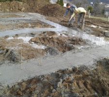 Les ouvriers du ma&ccedil;on qui plantent les ferrailles ... et dire que &ccedil;a donner une MOB.