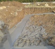 Les fondations du garage. On aper&ccedil;oit au fond la borne du g&eacute;om&egrave;tre qui d&eacute;limite la partie du nord du terrain.