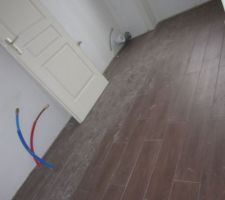 Carrelage SDB pos&eacute;, les joints restent &agrave; faire