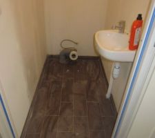 Carrelage joints WC sont faits