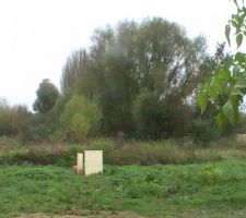 Le terrain vu de la rue